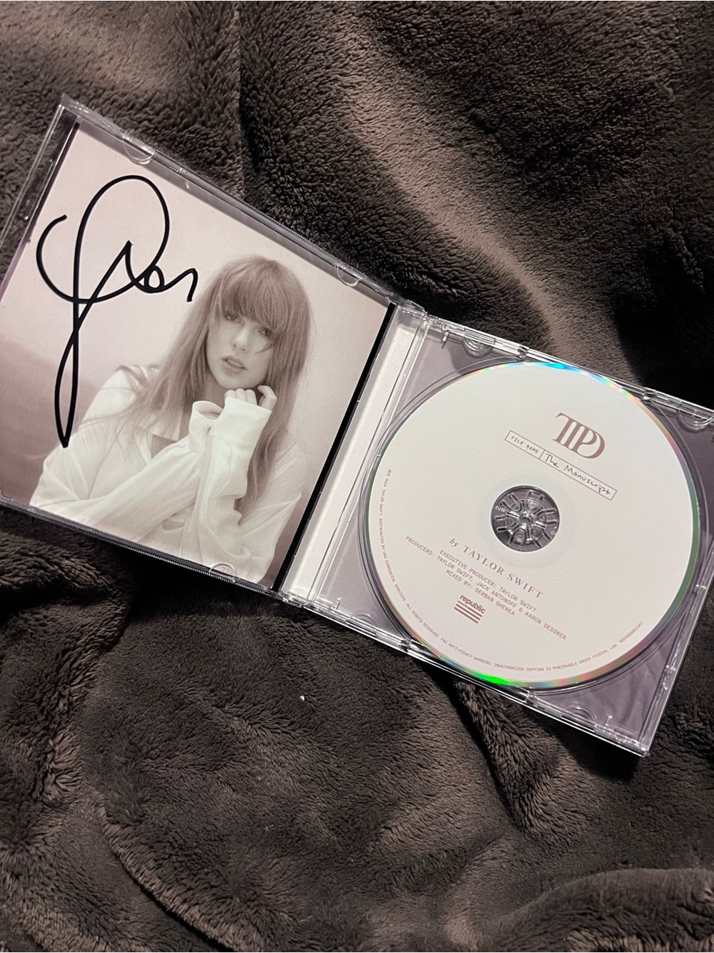 Signed Taylor Swift The Manicure White Portable CD - Unbranded